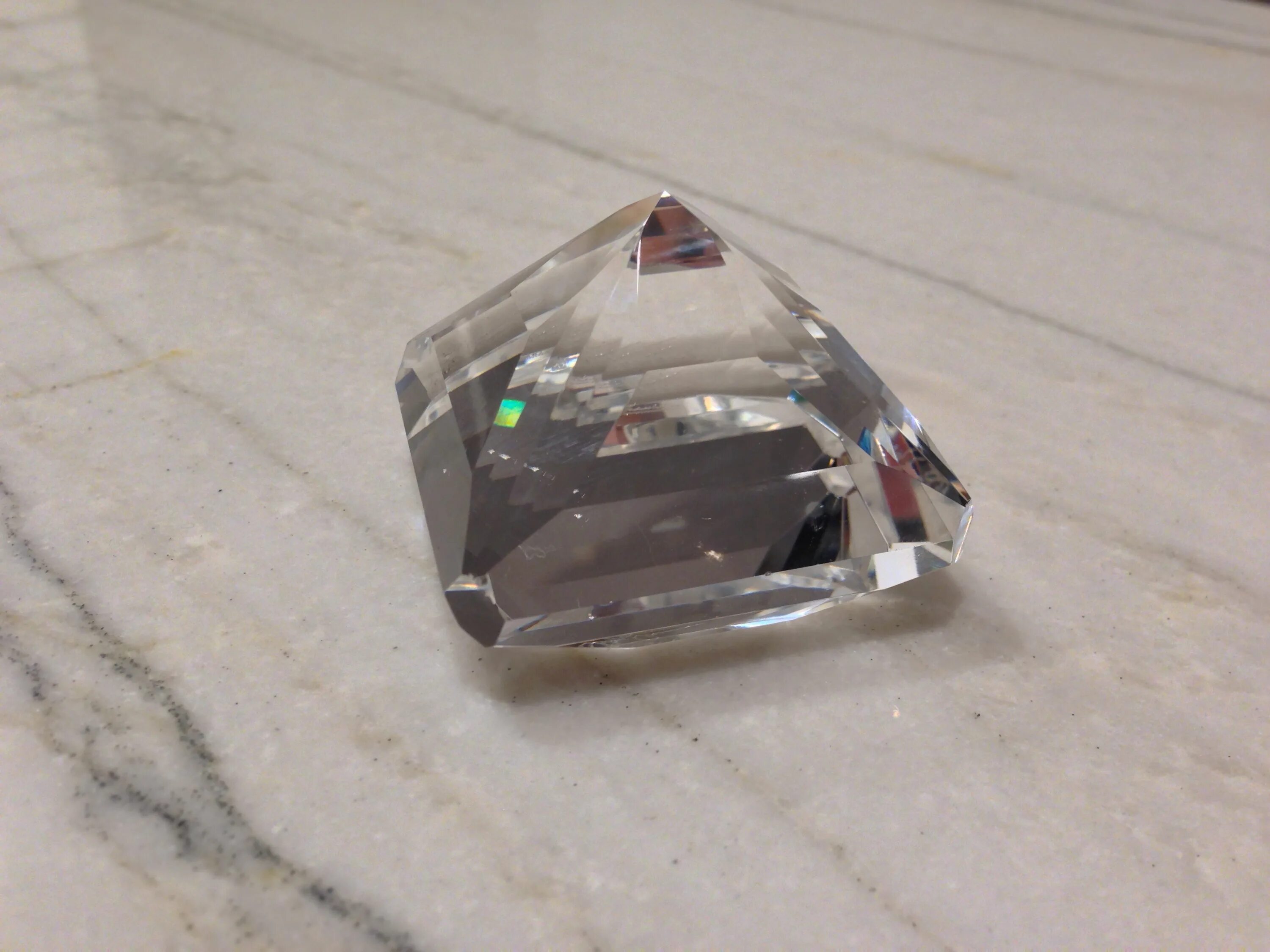 Diamond crystal. Кристал диамонд. Кристалл алмазарис 1.23. Сростки кристаллов алмазов. Бриллианты и Алмазы и Кристаллы.