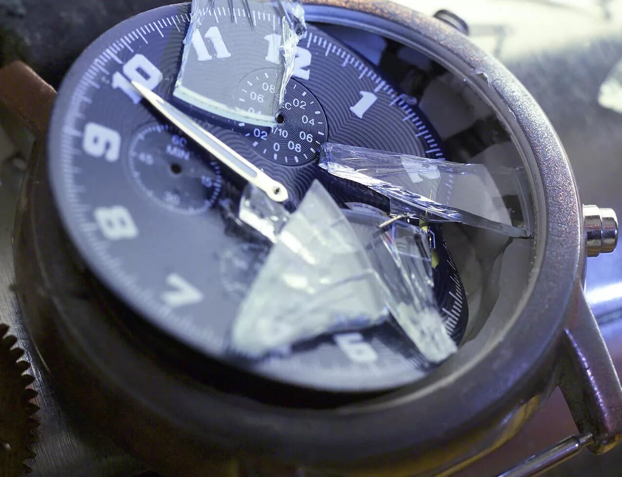 Сломанные часы можно. Сломанные наручные часы. Разбитые наручные часы. Разбитые часы настенные. Сломанные настенные часы.