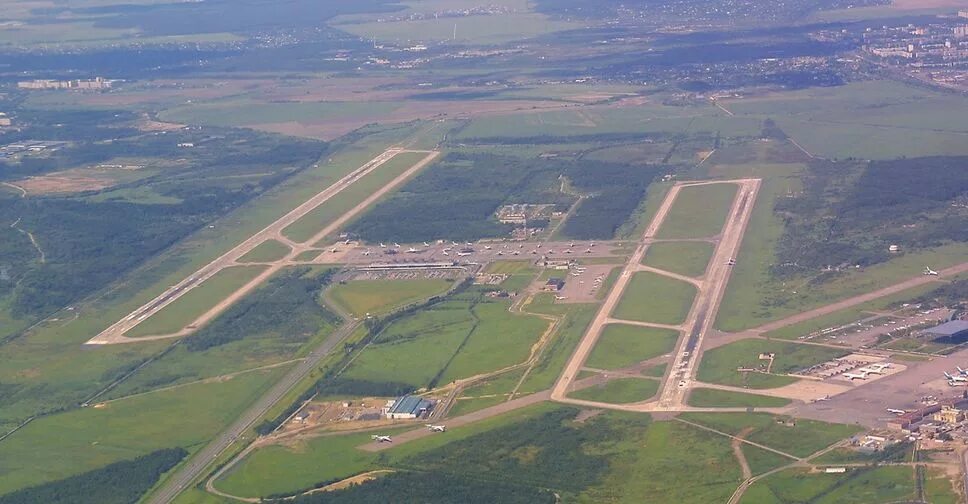 Сколько полос в аэропорту. ВПП Пулково. Аэропорт Пулково вид сверху. Аэропорт Пулково посадочная полоса. Взлетно посадочная полоса Пулково.