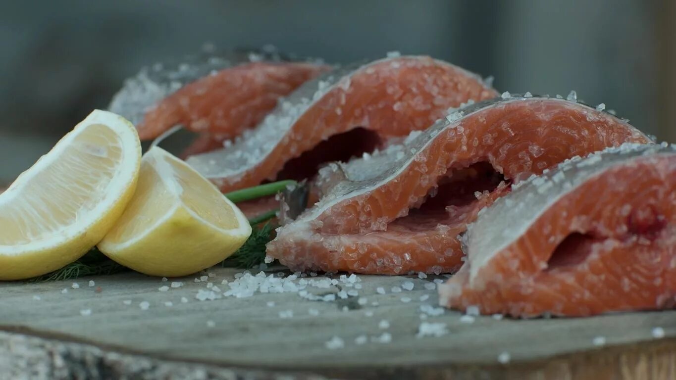 Сельдь атлантическая соленая. Засолка рыбы. Селедка. Salted fish position человек. Рыба в соли.