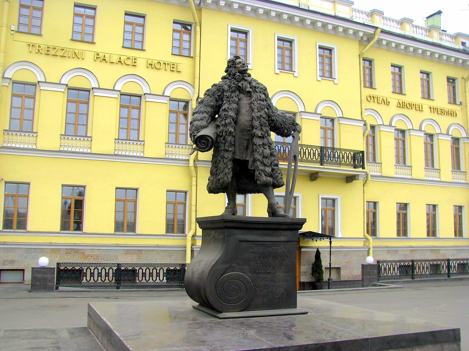 Д трезини какой памятник. Доменико Трезини памятник. Памятник Трезини в Санкт-Петербурге Архитектор. Памятник первому архитектору Петербурга Доменико Трезини.. Памятник Доменико Трезини на Университетской набережной.