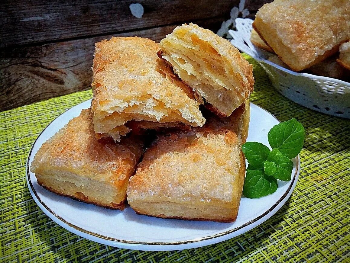 Пирожное язычок из слоеного теста. Язычки из готового теста рецепт. Язычки из готового теста рецепт. Слойка язычок. Слойка с сахаром.