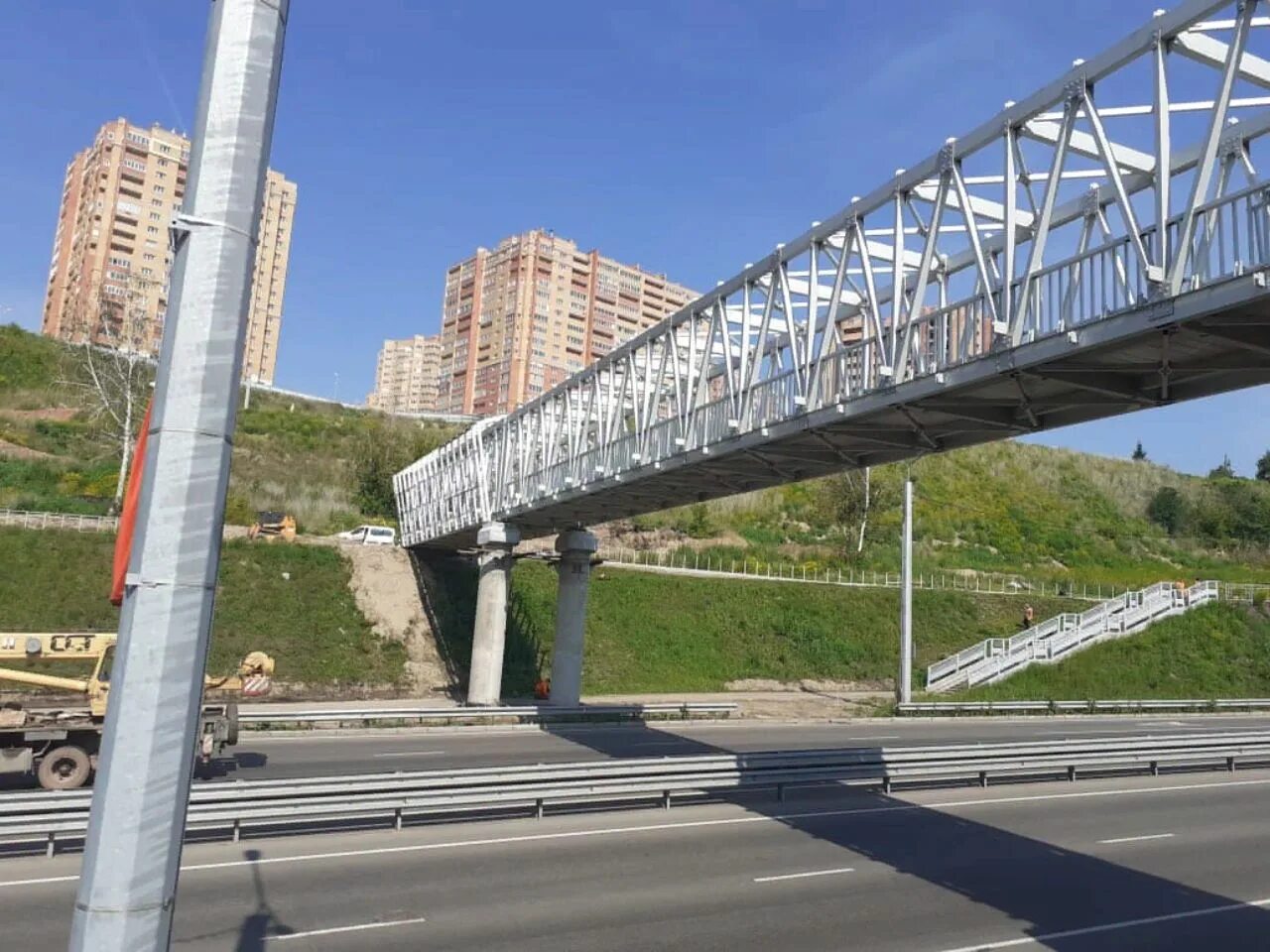 Запишите в ответ название пешеходного моста соединяющего