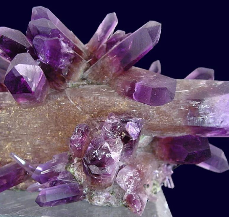 Quartz crystal. Гребенчатый кварц. Кристалл кварца. Кристаллы кварцита. PALWORLD кварц.