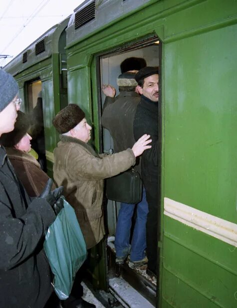 Сколько поездов на зеленой ветке. Зеленая электричка. Темно-зеленая электричка. Последняя зеленая электричка. Зеленые электрички ездят.