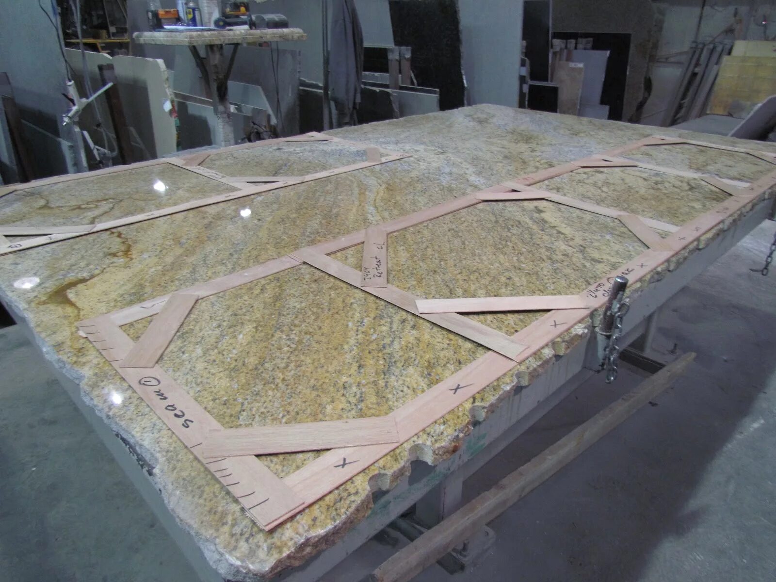 распиловка камня. распил мрамора. распиловка гранита. распил гранита. станок для резки кварцевого агломерата.