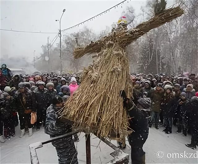 Сжигание чучела в омске. Чучело масленицы. Масленица в омске. Чучело зимы. Сжигание чучела масленицы.
