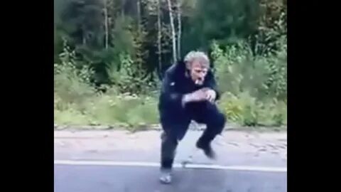 Дядька танцует