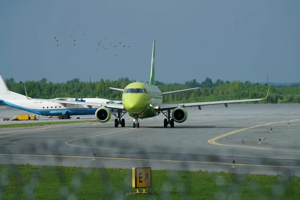 авиа нижневартовск. аэропорт города нижневартовск. нижневартовск аэропорт самолеты. нижневартовскавиа аэропорт. и муравленко.