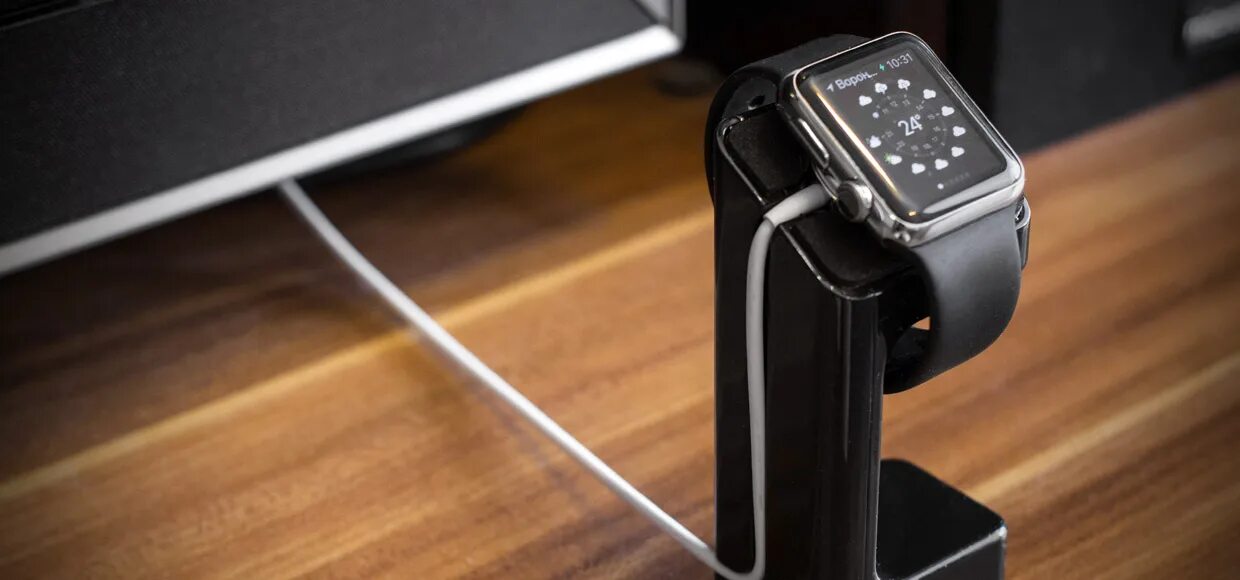 Как зарядить apple watch без зарядки. Apple watch заряжается. зарядка для часов apple крутящаяся коробка. как зарядить apple watch. как заряжаются апл вотч.