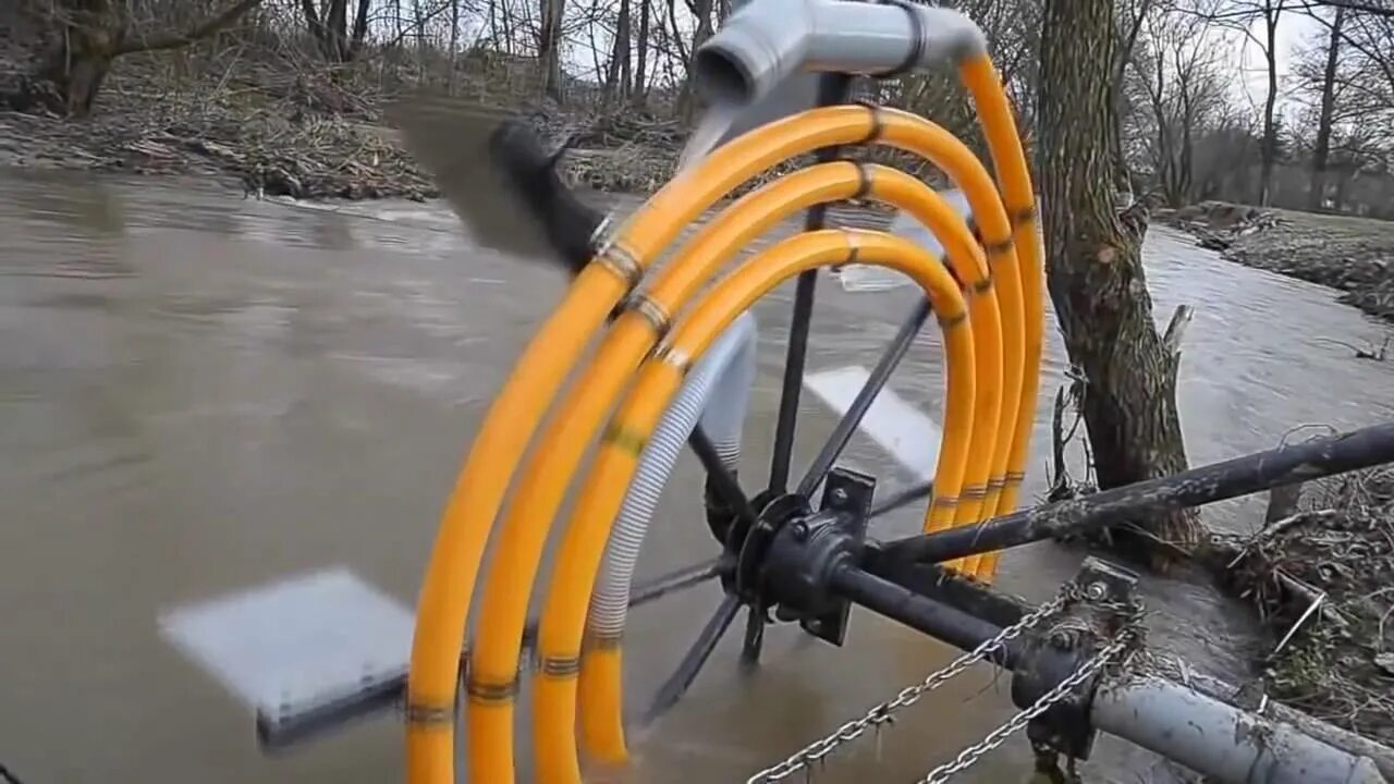 Насос для перекачки воды без электричества. Водяной насос без электричества. Колесо для подъема воды. Приспособление для подъема воды. Подъем воды воздухом