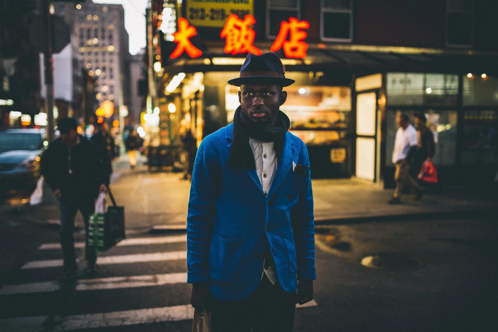 Man in town. Мужская фотосессия на улице ночью. Мужчина в шляпе на улице. Мужчина в мегаполисе. Мужчины в шляпах на улицах города.