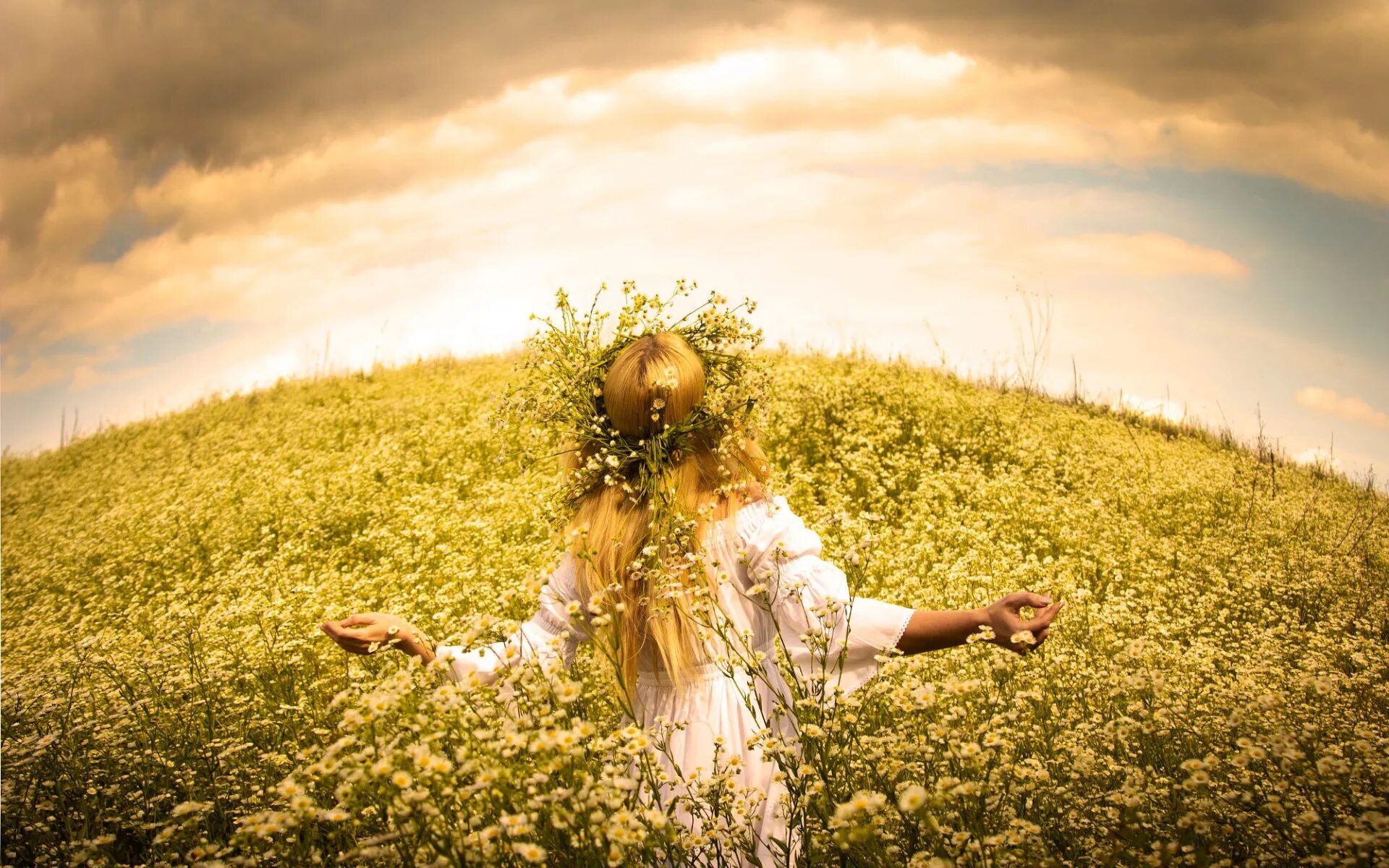 Полюшко-поле песня текст. Славянские девушки. Поле русское поле. Книппер полюшко поле ноты для фортепиано. Женщина на ветру.