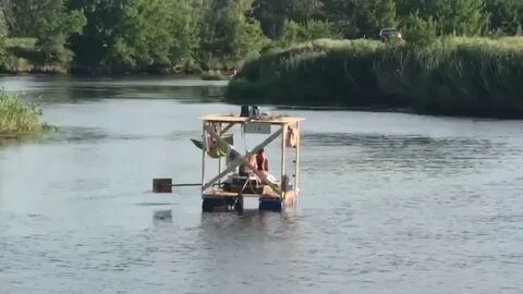 По реке плывут плоты