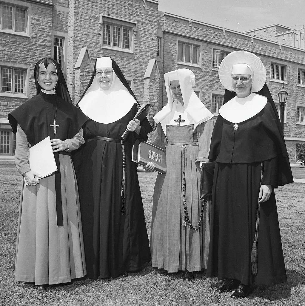 Ряса католической монахини. Монахиня 19 век Англия. Католические монахини Ватикан. Одежда монахинь Франции 19 века. Holy sister