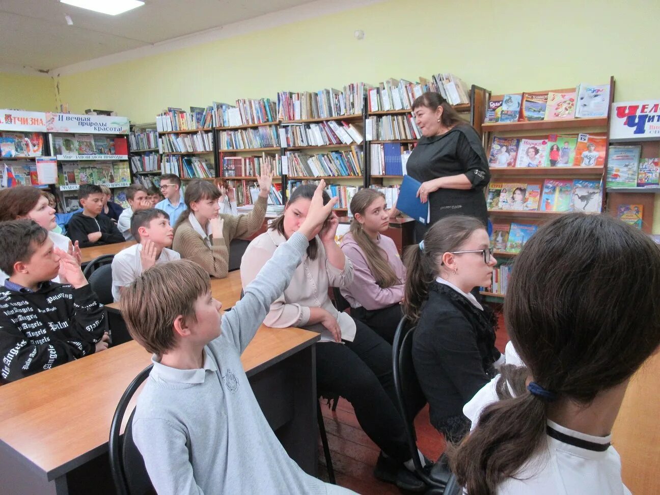 Ребята организовали в своем классе библиотеку. Книжная выставка по народным промыслам. Библиотека картинки. Изучение основ православной культуры в школе. Духовность человека определение.