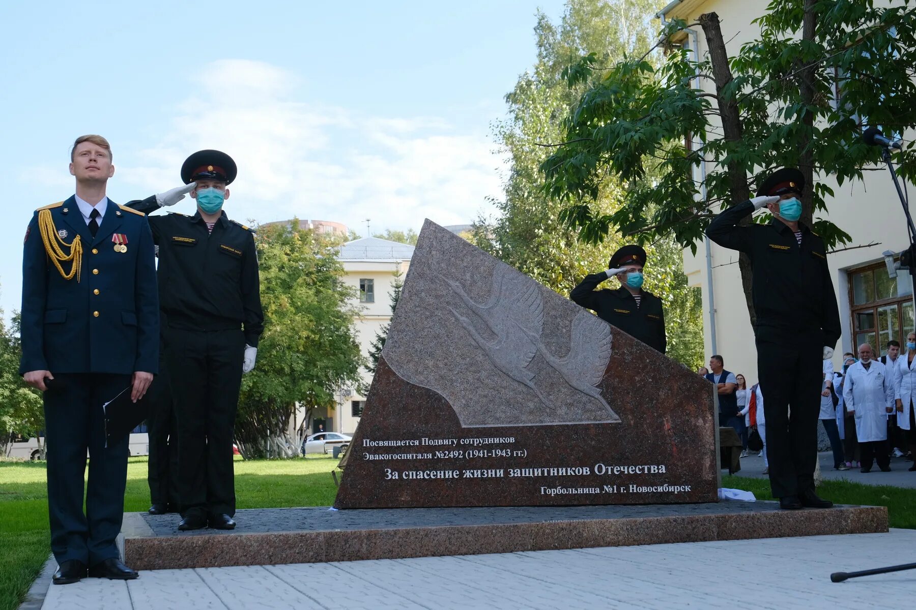 Открытие мемориала в новосибирске. Открытие мемориала в новосибирске. Почетный караул. Открытие мемориала в новосибирске. Памятник студотрядам новосибирск.