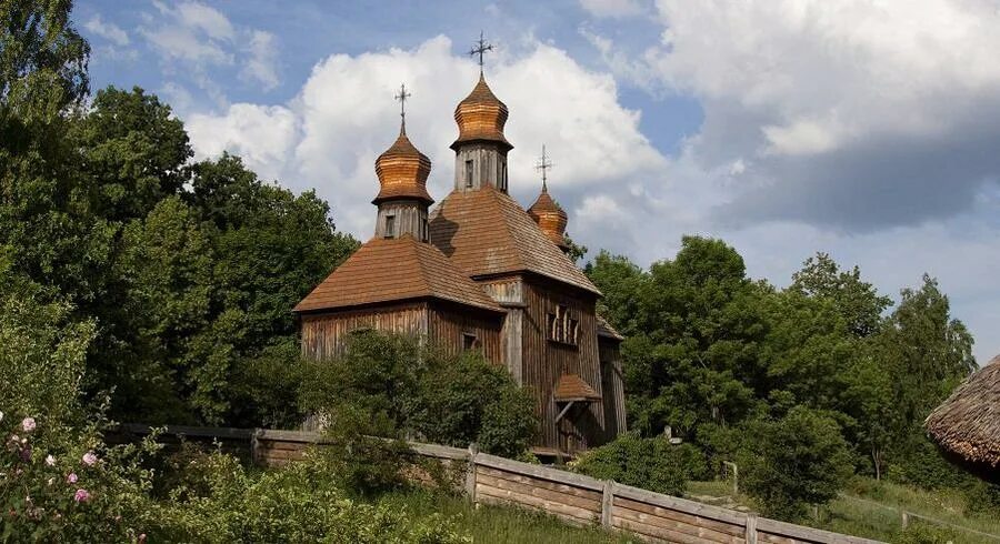 Церковь на холмах. Церковь на Холме Молдова. Церковь на пригорке. Храм на возвышенности. Церквушка на Холме.