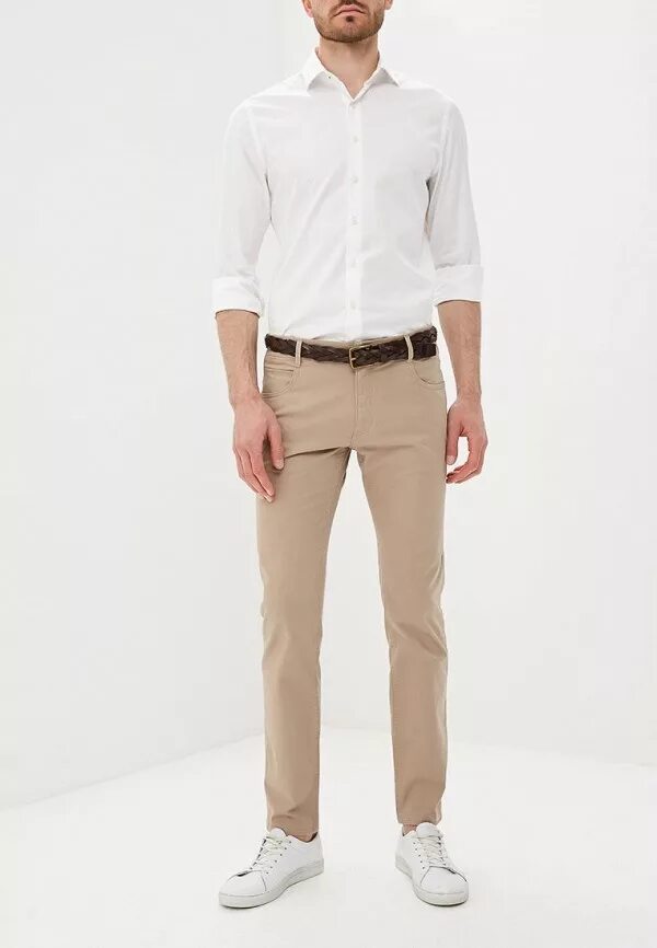 Светлые брюки мужские. Рубашка к бежевым брюкам. Мужской повседневный стиль. Бежевые брюки и белая рубашка мужская. Рубашка бежевые брюки.