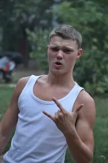 Вышел юрик во двор