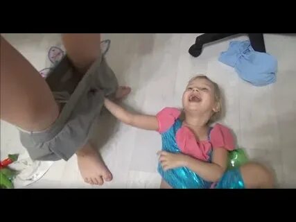 Сестра показывает видео