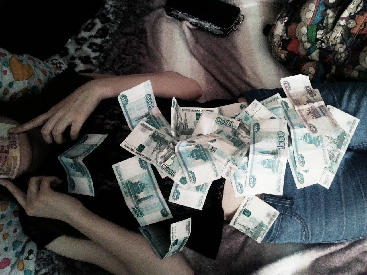 Stay awake фильм 2022. Валяется в деньгах. Книга читаем перед сном. Сфоткал деньги. Деньги ночью спят.