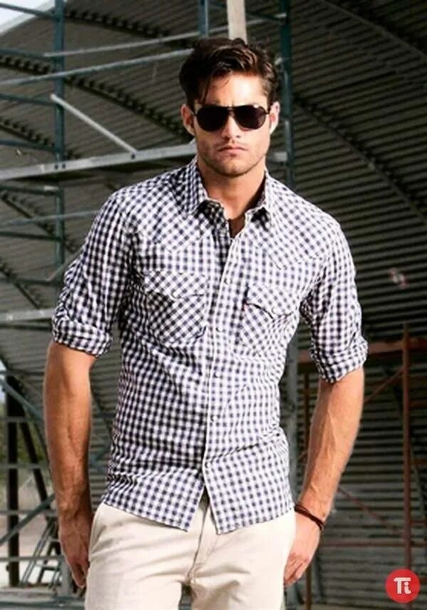 Мужчина в рубашке. Рубашка навыпуск. Рубашка повседневная мужская. Можно рубашки. Современные мужские рубашки.