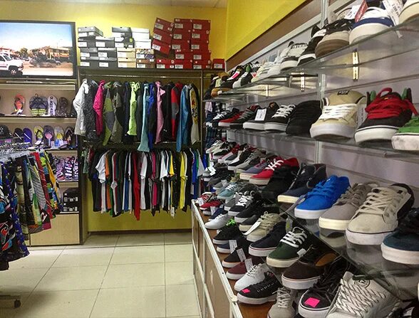 Nike с рынка. Обувной рынок. Кроссовки найк с рынка. Дубровка кроссовки. Дубровка рынок.