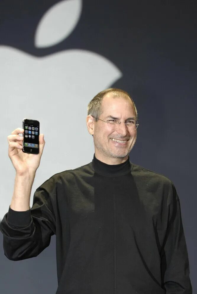 Создатель айфона. Стив джобс с айфоном. стив джобс 2007. steve jobs iphone. стив джобс презентация первого айфона.