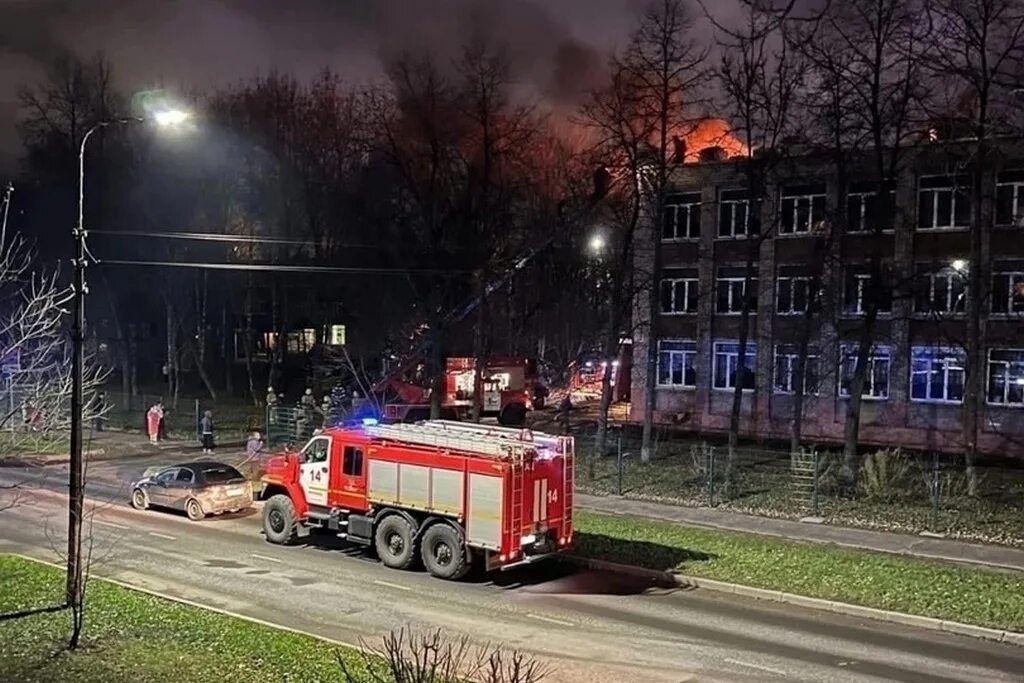 Пожар в 30 школе Череповец. Пожары. Пожар фото. Горящее здание.