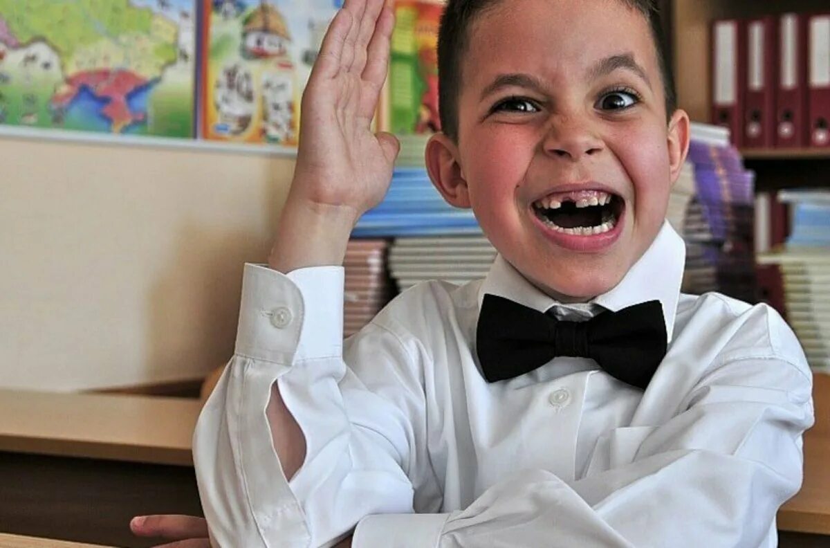 тупой школьник. с 1 сентября ученику. 1 сентября линейка старшеклассников. школьники с телефонами в школе. забавные школьники.