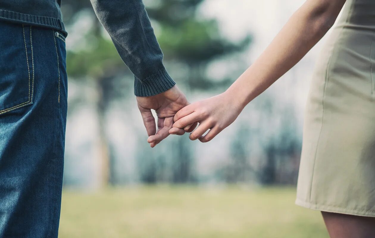 За руку. Держатся за руки. Руки влюбленных. Руки влюбленных. Дружеская рука.