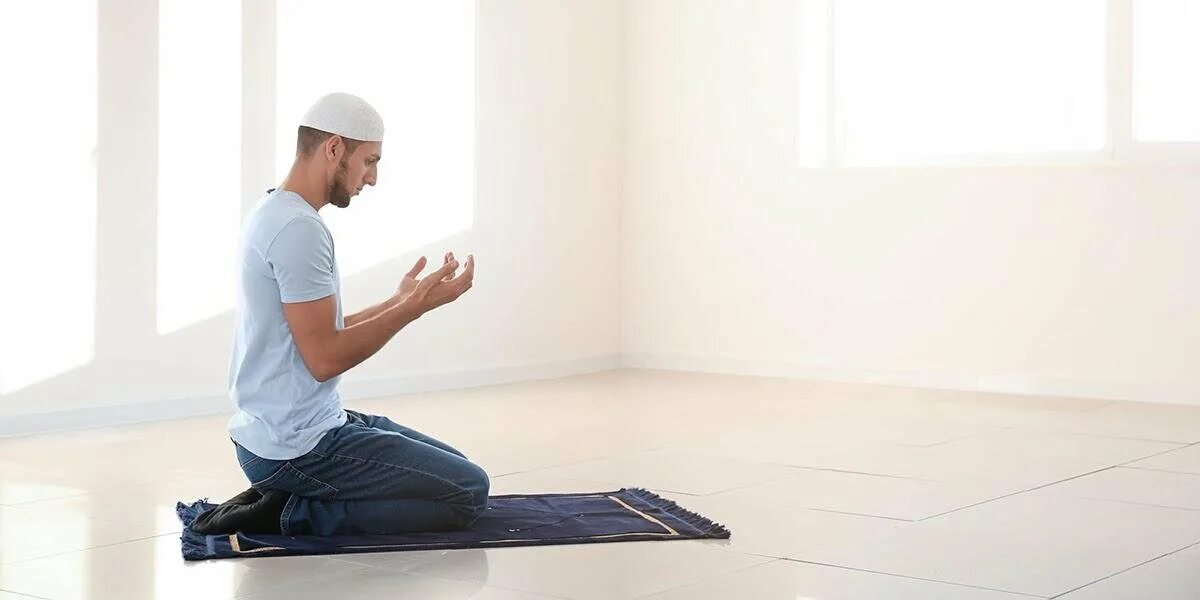 Намаз в темноте. Комната для молитвы мусульман. Молодой парень намаз. Комната для молитвы мусульман интерьер. Пацан читает намаз.