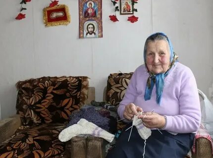 Шарф внуку бабушка вяжет