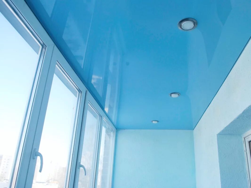 Натяжной потолок на балконе. Натяжной потолок синий глянцевый. Подвесной потолок на лоджии. Синий глянцевый потолок.