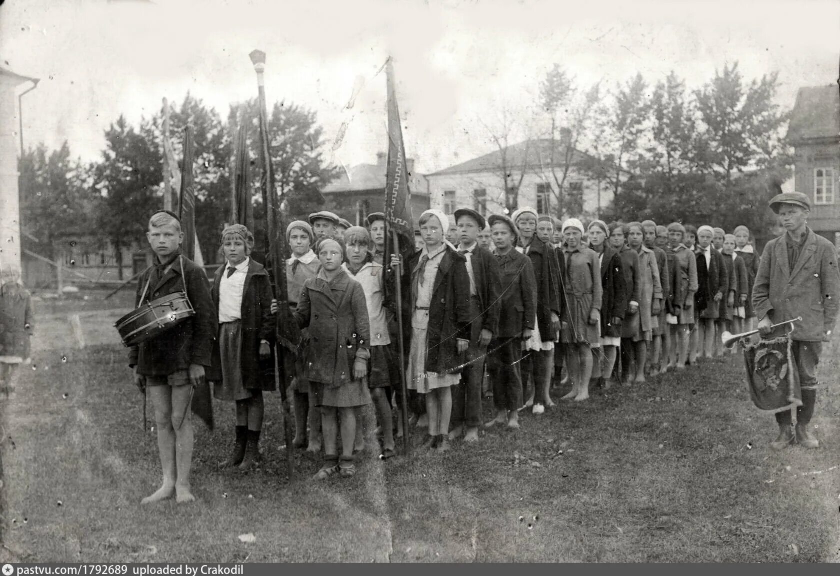 Боровичи 1 мая. Пионерский лагерь. Вель Пионерский лагерь. Команда села Пионер. Старый дом пионеров Бор.