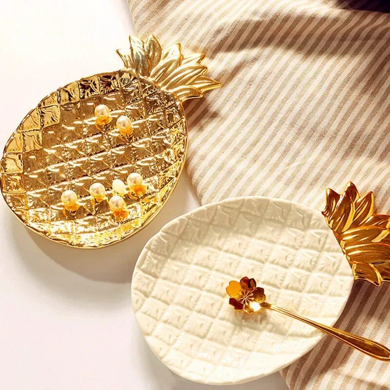 Золотая тарелка декор. Тарелка ананас керамика. Золотые украшения на тарелке. Керамическая тарелочка для украшений.