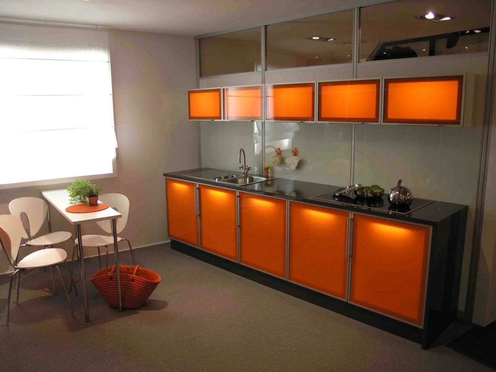 Кухни оранжевая столешница. Оранжевая кухня. Интерьер кухни с оранжевым гарнитуром. Оранжевая кухня в интерьере. Кухня со стеклянными фасадами.