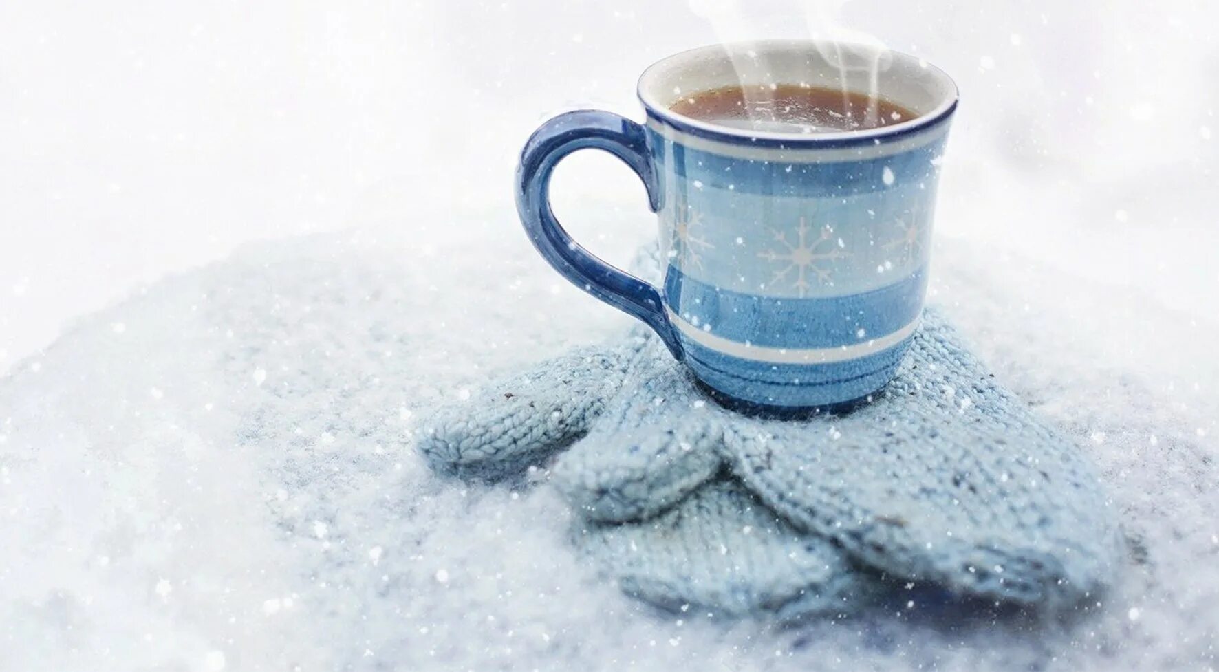 Доброе зимнее утро вторника. Чай зимний. Снежное утро. Горячий чай зимой. Зимнее утро с чашкой чая.