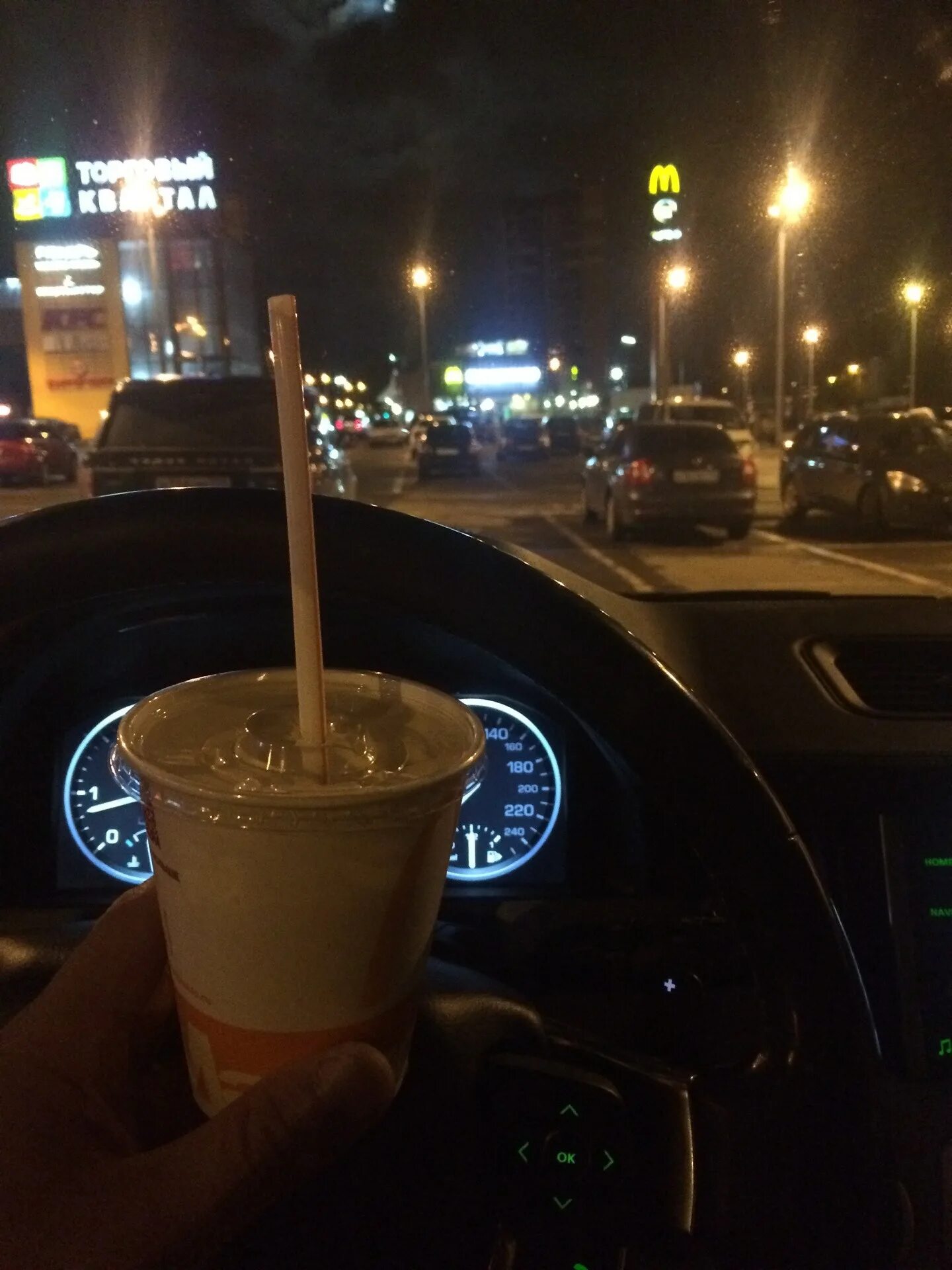 Стаканчик кофе в машине. Кофе в машине ночью. Кофе ночью в машине руках реальные. Стаканчик кофе зимой. Кофе в машине ночью.