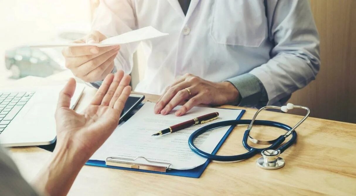 Врач выписывает направление. Врач выписывает пациента. Врач выписывает. Что выписывает врач. Назначение врача.