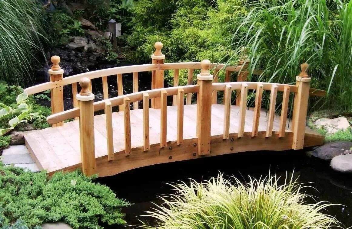 Построить деревянный мост. Мостик декоративный для дачи. Садовые мостики. Деревянный мостик для сада. Декоративный садовый мостик.