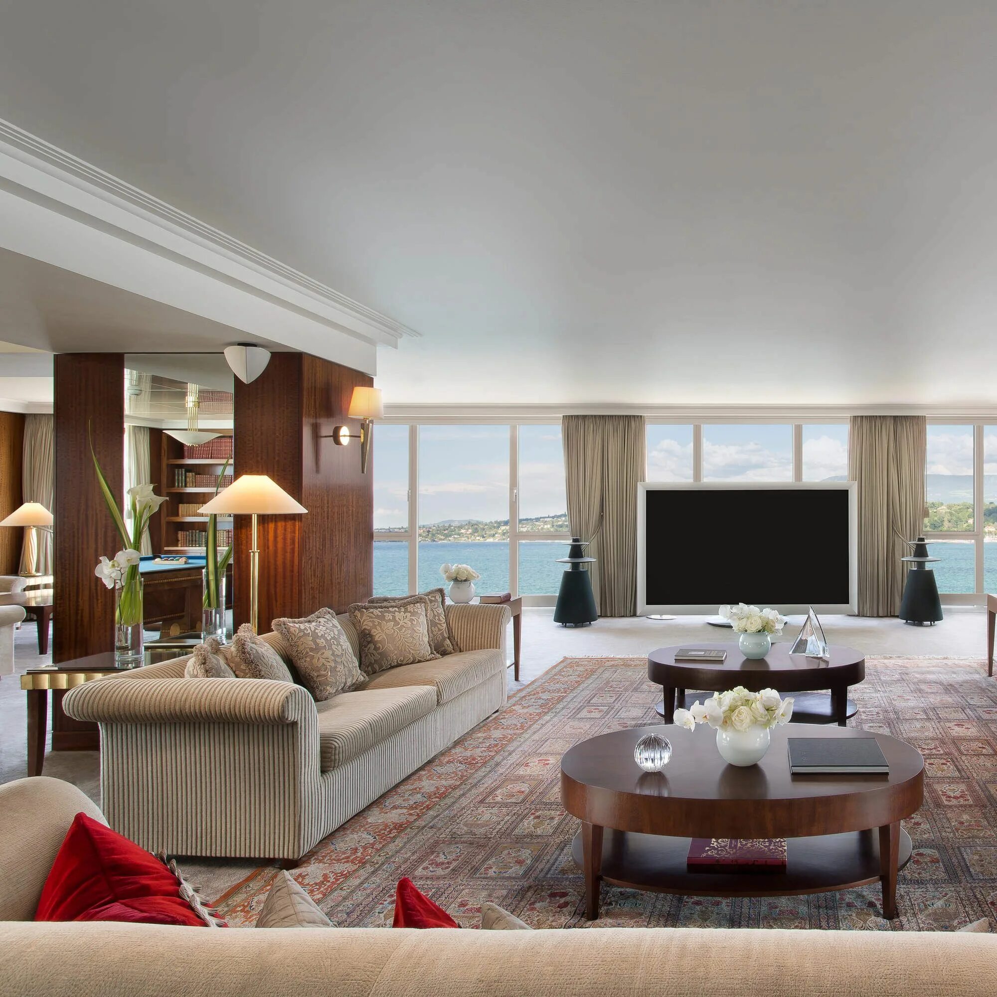 Вид на море с террасы. Penthouse suite. Пентхаус в чикаго. Спальня пентхауса с креслом. The royal penthouse suite, женева.