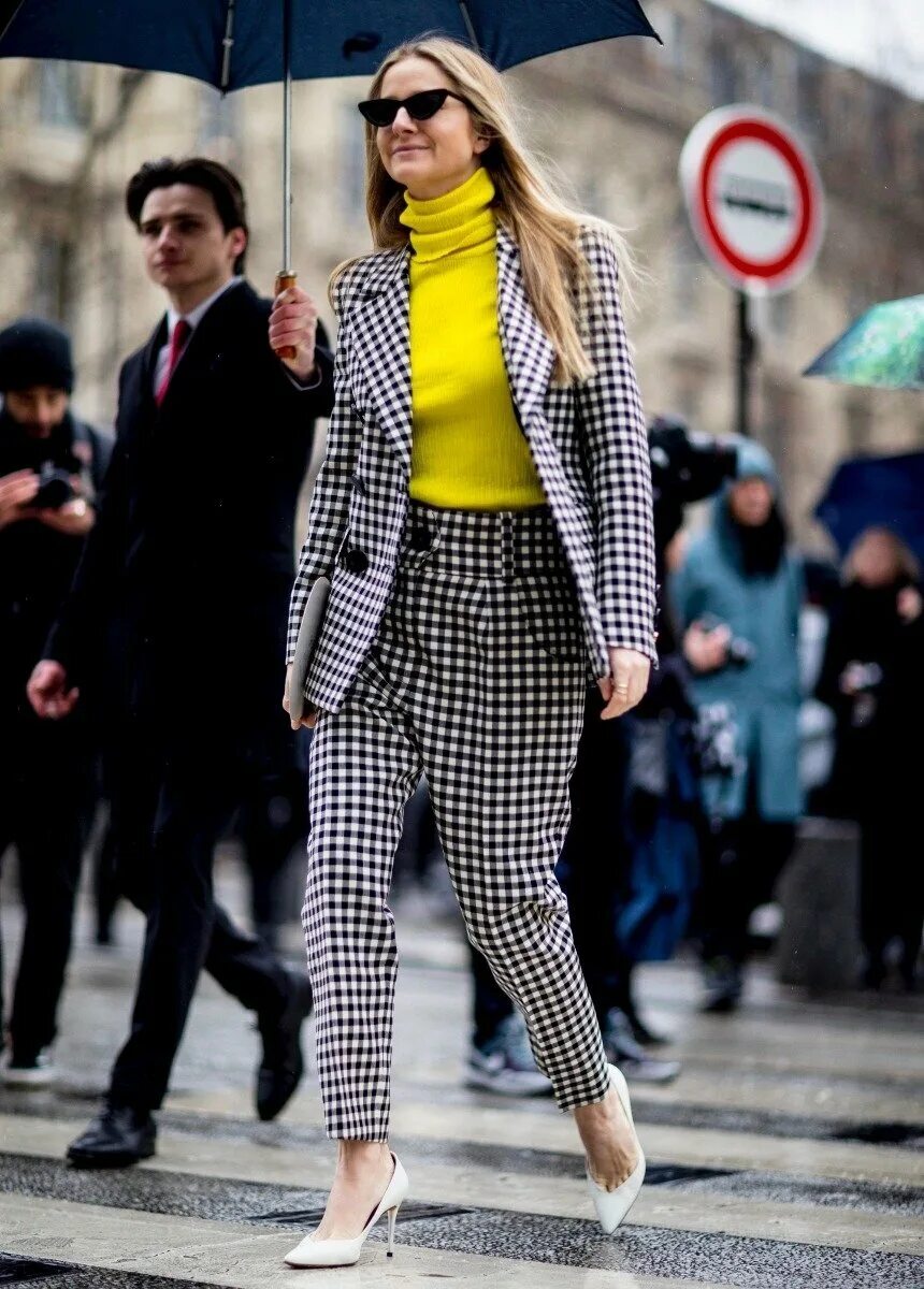 Сочетание фиолетового в одежде. Кьяра ферраньи фото 2021. Лавандовый с серым в одежде. Цвет 2024 что одевать. Лиловый цвет в одежде.