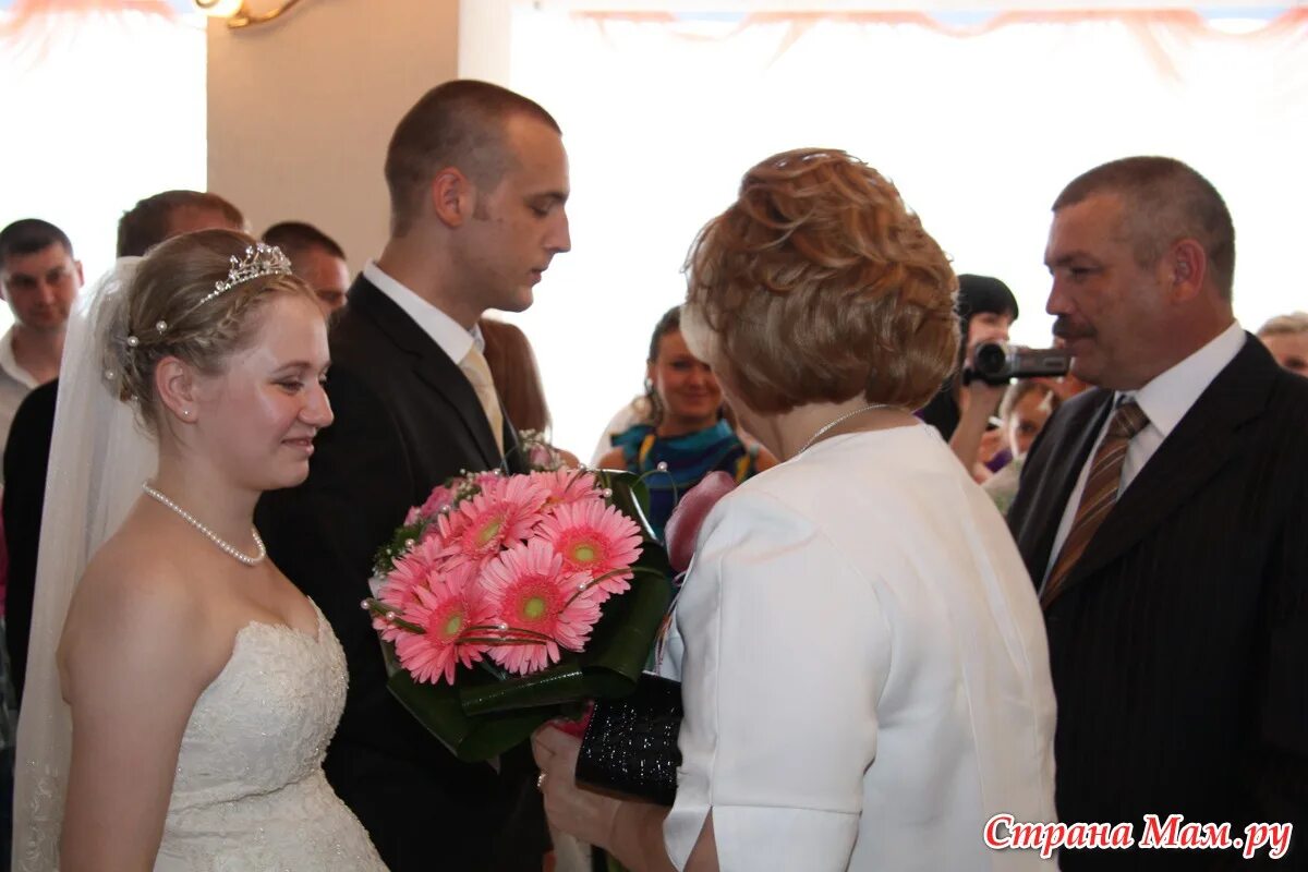 Что мамам дарят на свадьбе. Благословение родителей. Невеста с родителями на свадьбе. Букет от родителей на свадьбу дочери. Свадебный букет для невесты от родителей.
