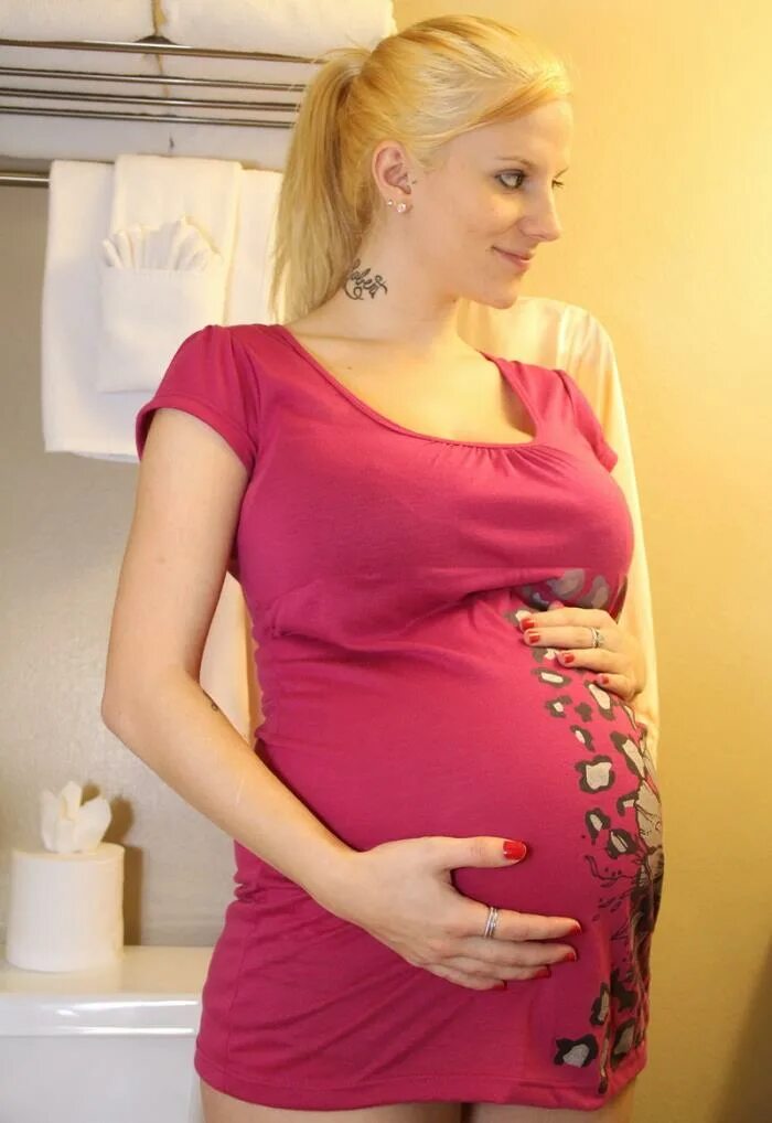 Беременная мачеха. Беременные женщины в постели. Беременная мачеха. Красивая беременная девушка. Токсоплазмоз у беременных фото.