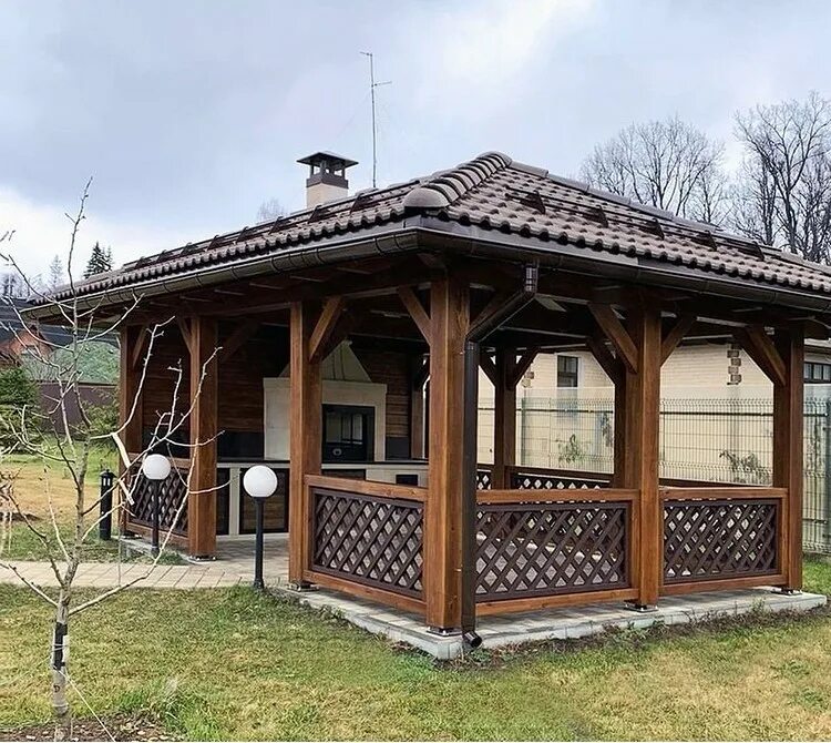 Деревянная беседка веранда. Беседка пристройка. Деревянная беседка веранда. Беседка с верандой. Деревянная беседка с террасой.