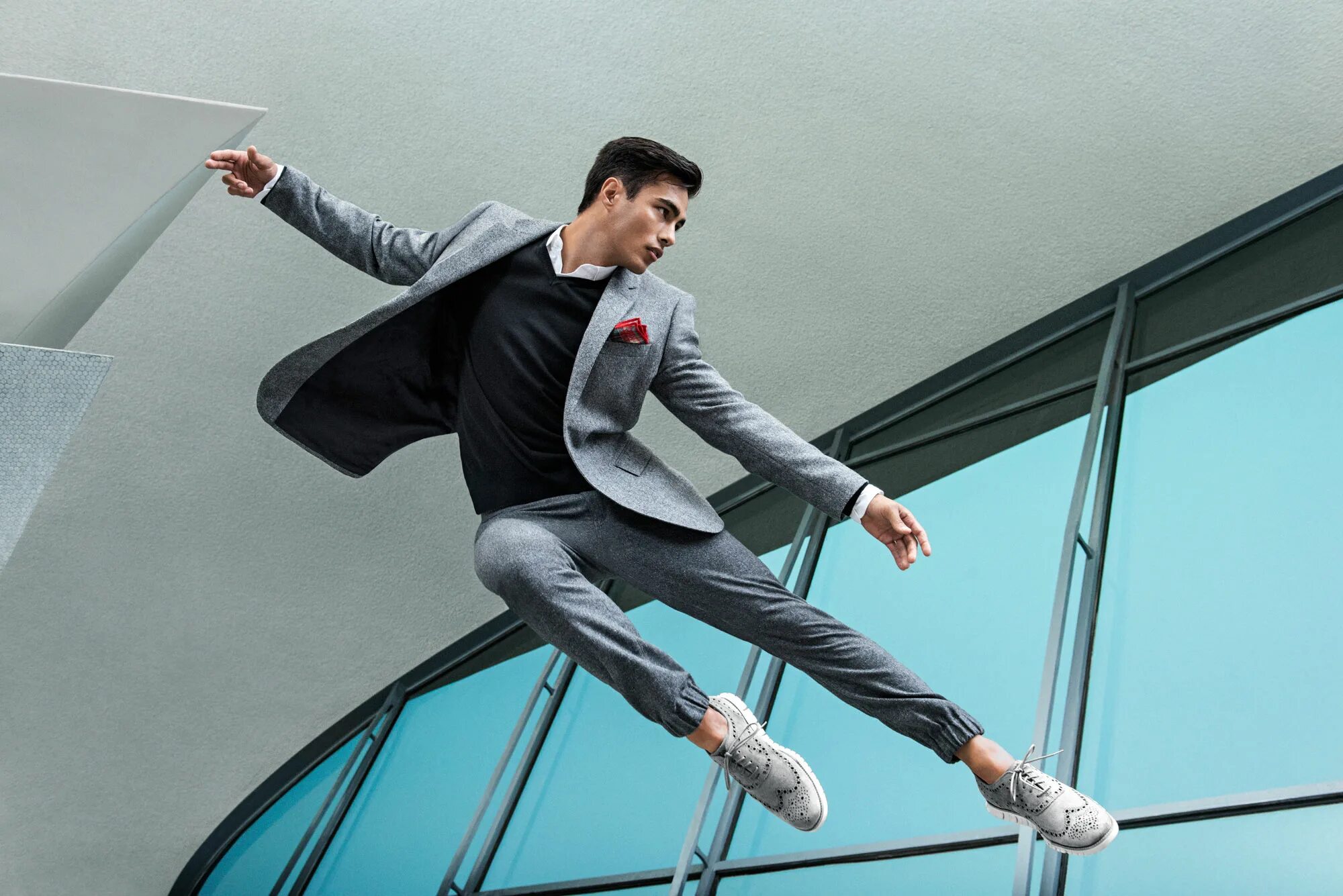 Человек торопится. Интроверт и экстраверт общительность. Гибкость в офисе. Позы с ноутбуком. Импульсивность инициативность гибкость.