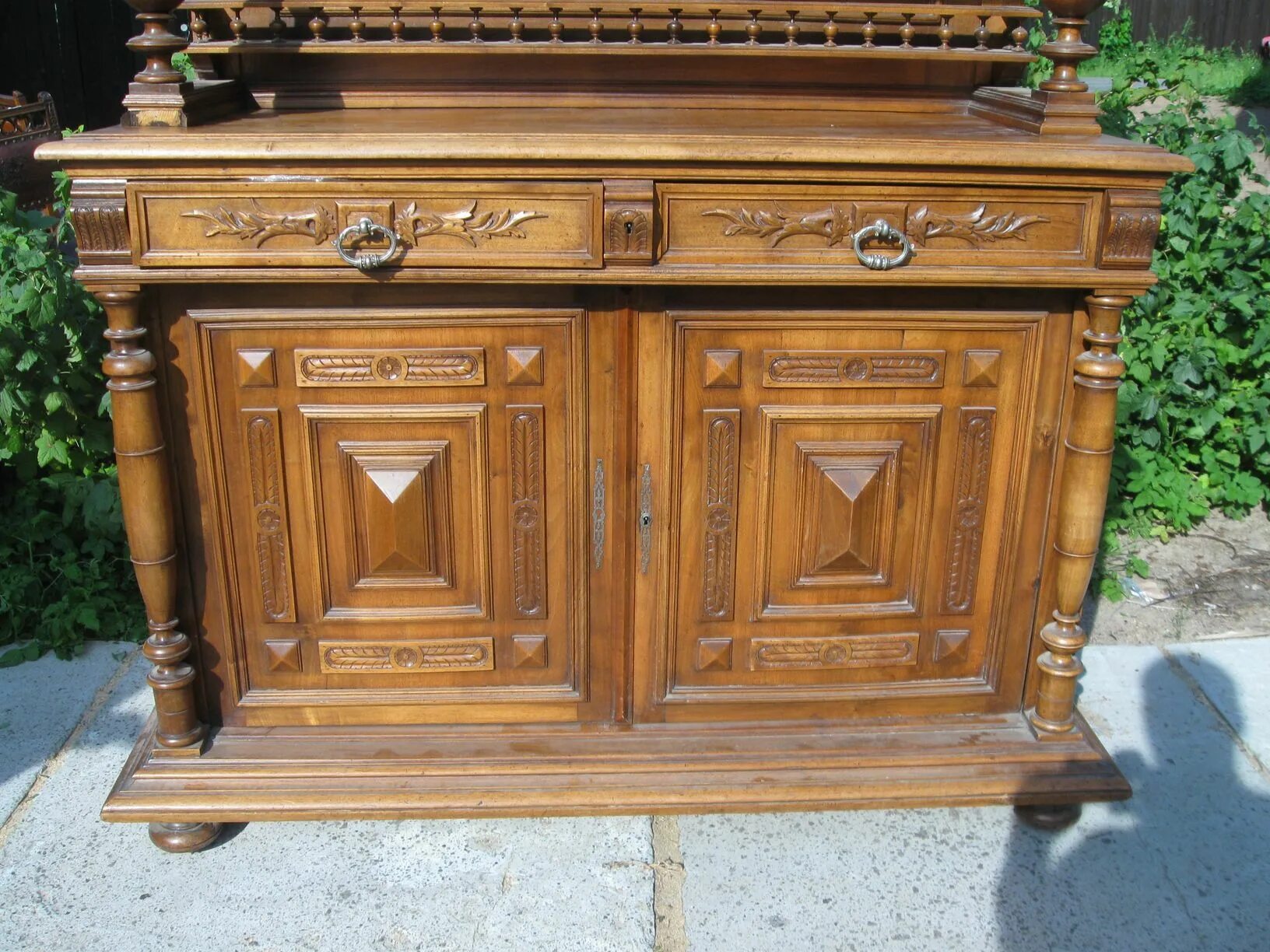 Состаривание комода в стиле прованс. Старая деревянная мебель. Состаренная мебель из массива сосны. Мебель состаренная под старину. Старинная деревянная мебель.