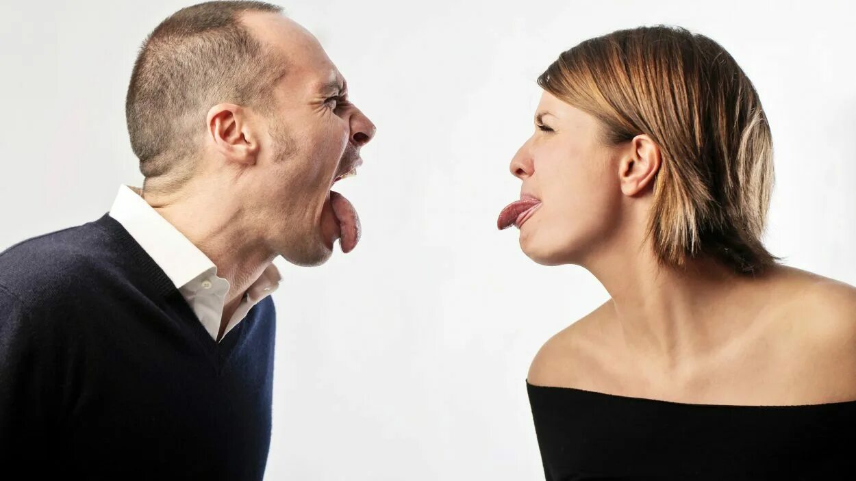 Глупый пар. Женская агрессия. Мужчина и женщина эмоции. Ссора. Мужчина и женщина спорят.